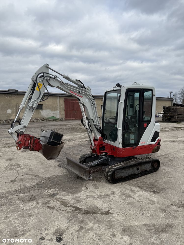 Takeuchi TB225 - 1