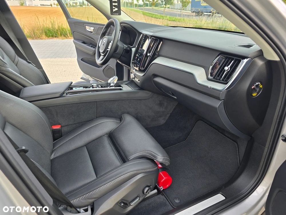 Volvo XC 60 T6 AWD Recharge Plus Dark - 28