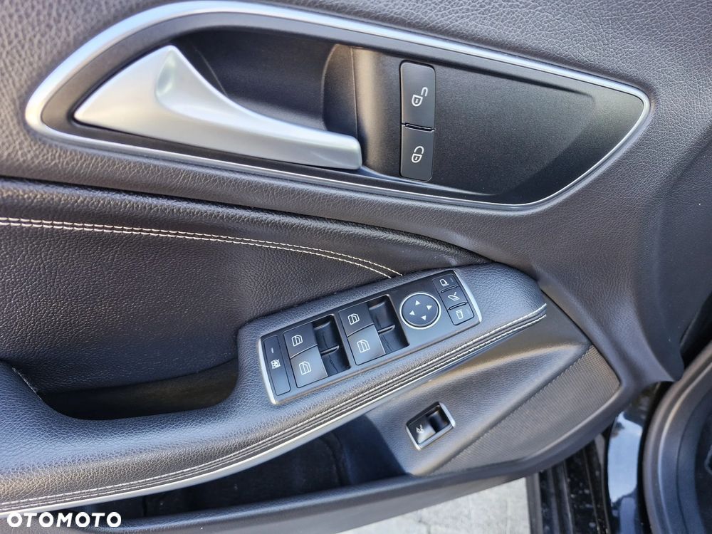 Mercedes-Benz CLA 180 Urban - 16
