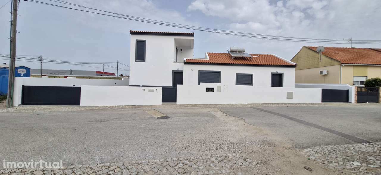 Moradia T5 isolada com garagem, jardim e vista campo - Grande imagem: 5/20