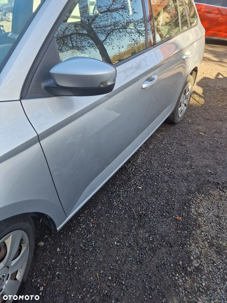 Drzwi  lewy przód  skoda Fabia  III  w  kolorze  LA7W - 3