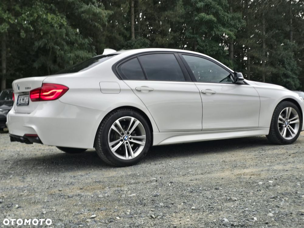BMW Seria 3 330i - 32