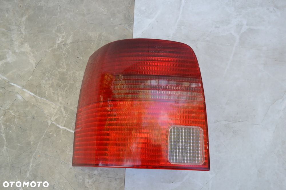 VW PASSAT B5 KOMBI 96-00 LAMPA TYŁ TYLNA LEWA KPL Z WKŁADEM 3B9945111F - 1