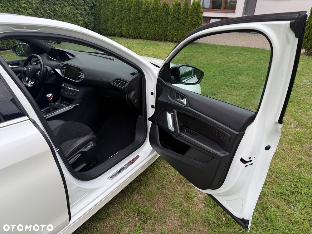 Peugeot 308 1.6 e-THP GTi by Sport S&S - 18