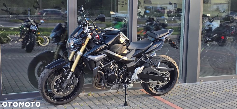 Suzuki GSR - 26