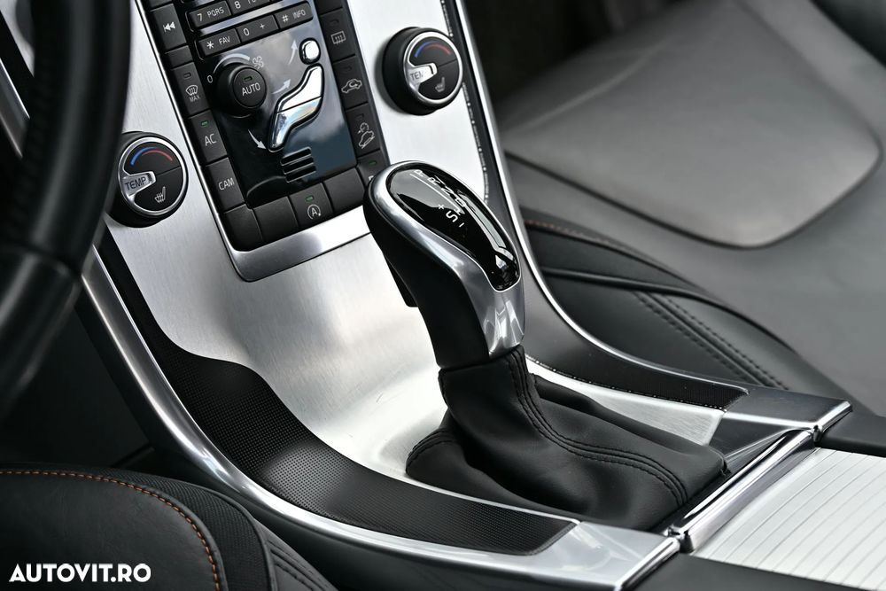 Volvo XC 60 D5 AWD Geartronic Ocean Race - 33