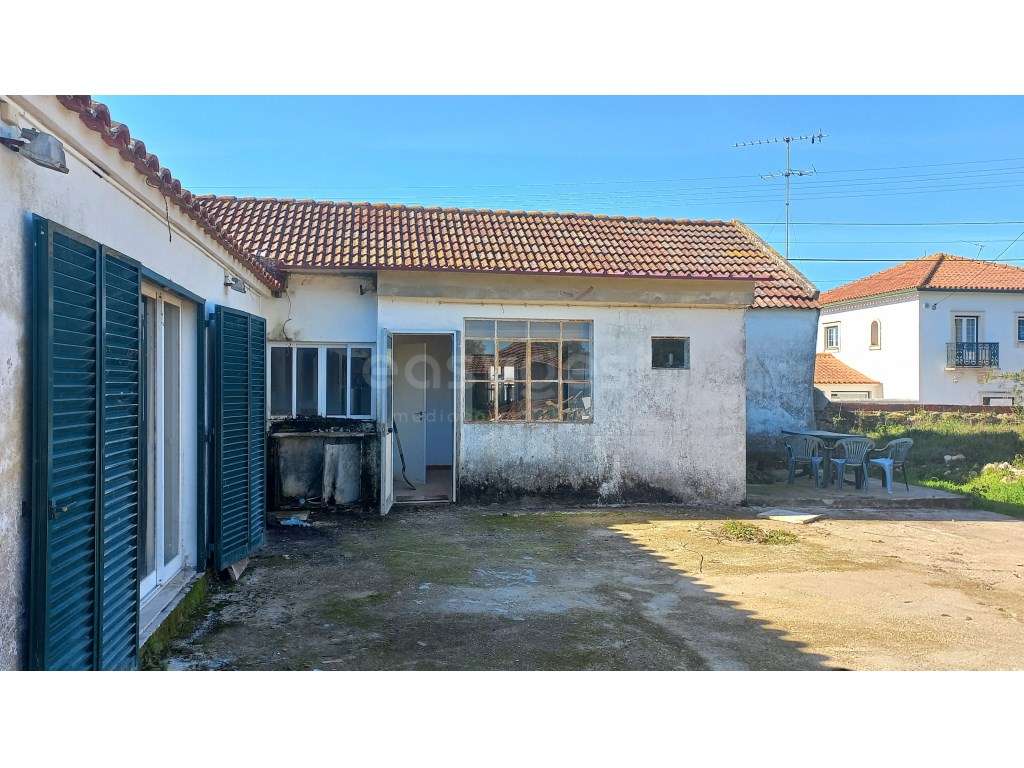 Moradia T3 para Recuperar, em zona tranquila, com logradouro, em Al... - Grande imagem: 2/32