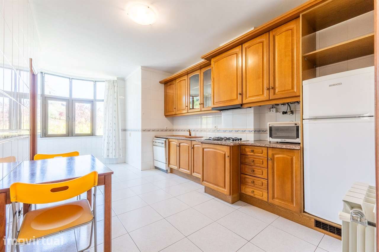 Arrendamento / Apartamento T3 / Av. General Humberto Delgado - Grande imagem: 2/26