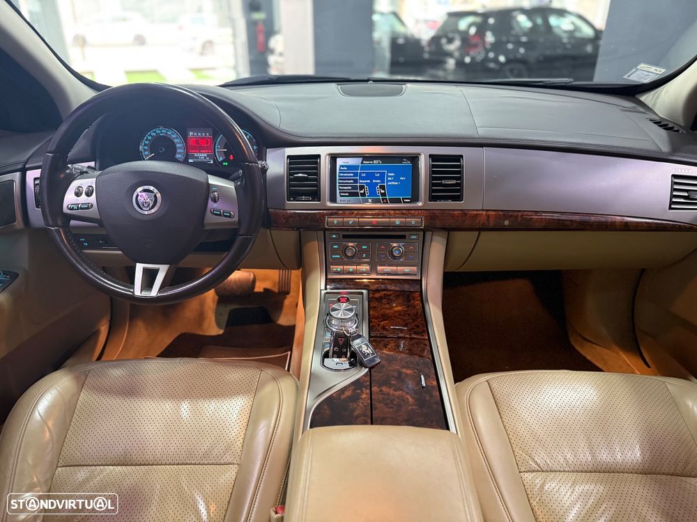Jaguar XF 2.7 V6 Premium Luxury - 23