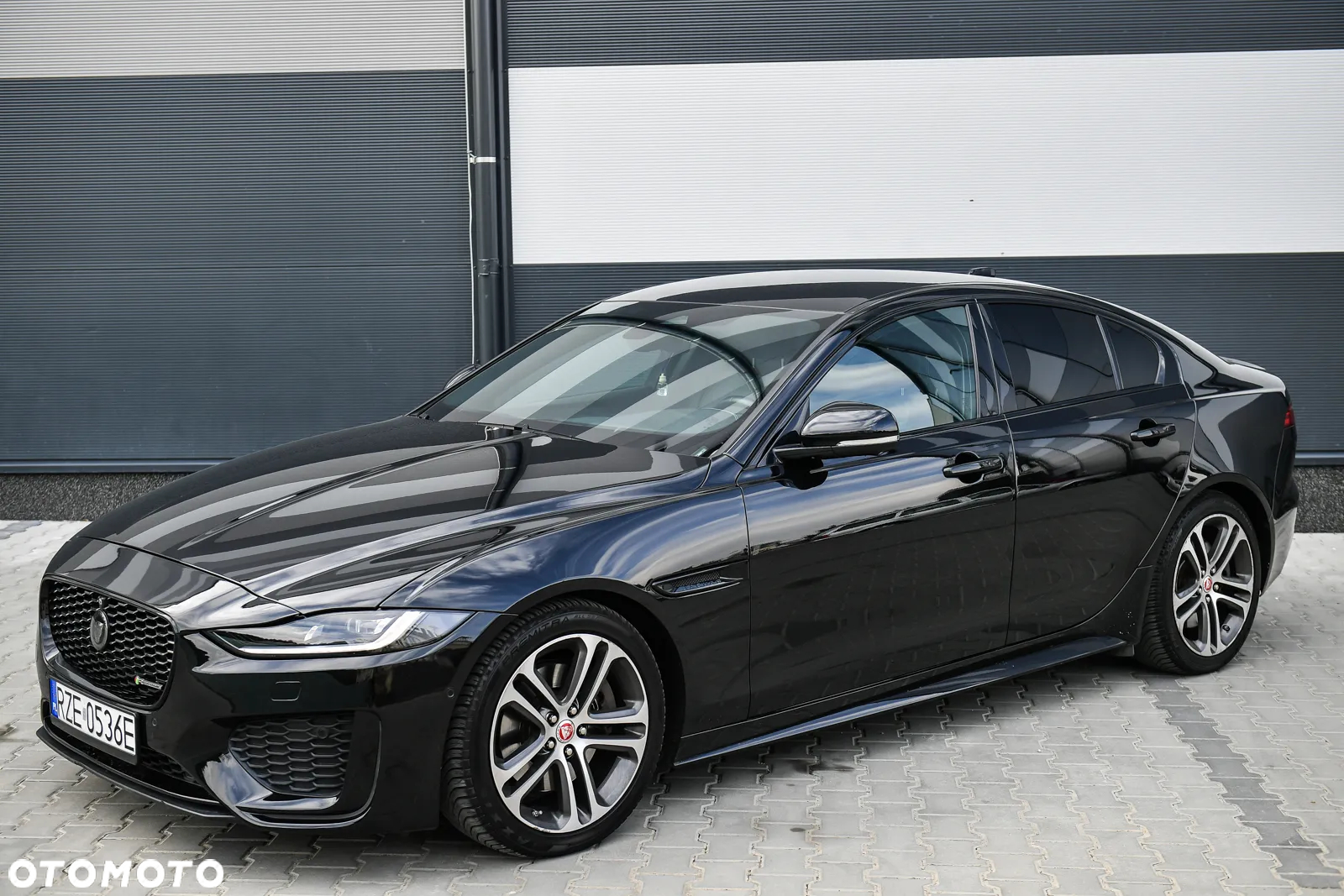 Jaguar XE 2.0 D180 R-Dynamic S - 2