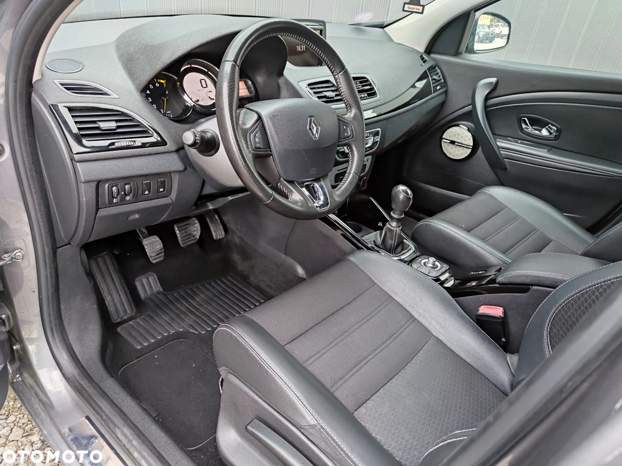 Renault Megane Grandtour ENERGY TCe 130 BOSE EDITION - 29