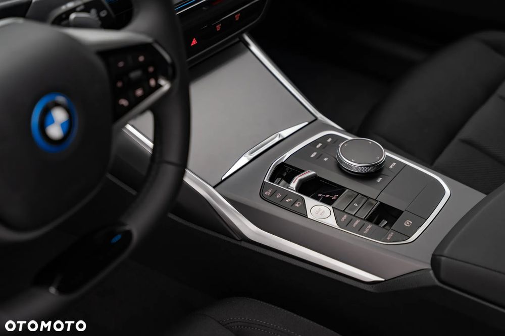 BMW Seria 3 330e PHEV xDrive - 24