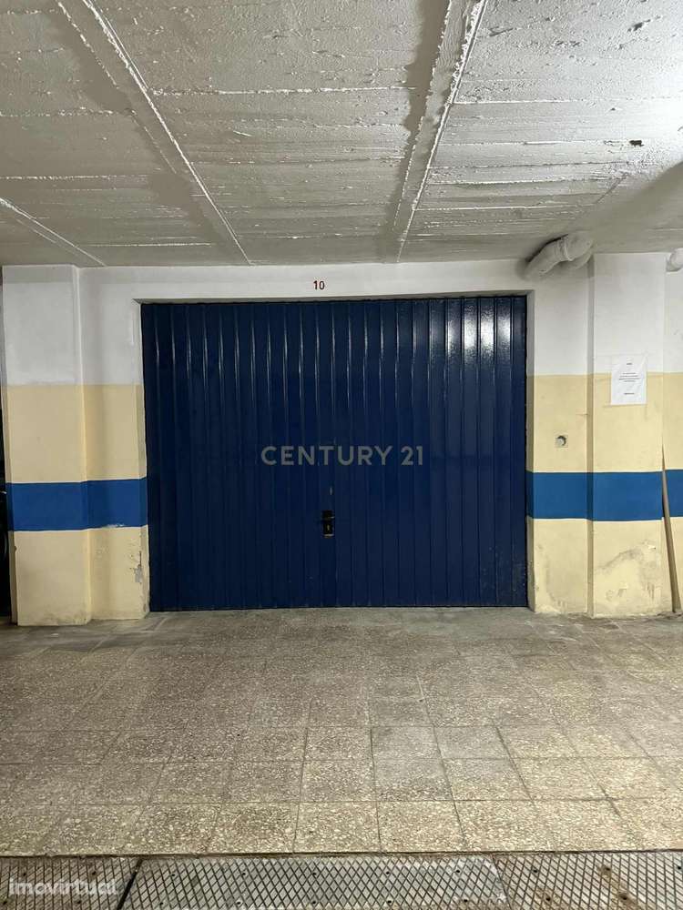 Garagem fechada á venda na Avenida 1º Maio na Costa da Caparica - Grande imagem: 3/4