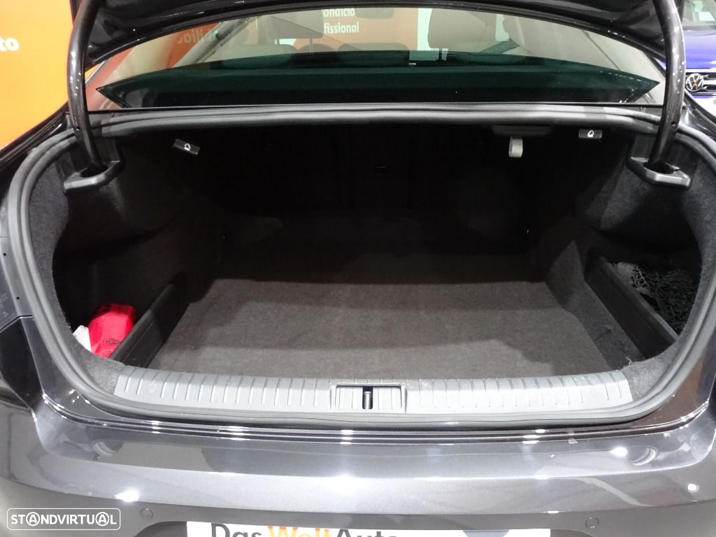 VW Passat 1.6 TDI Business P.DSG - 23