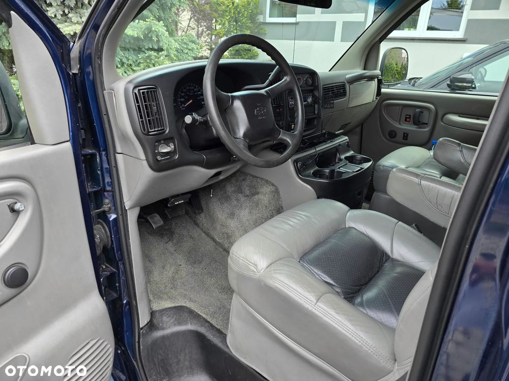 Chevrolet Express - 8