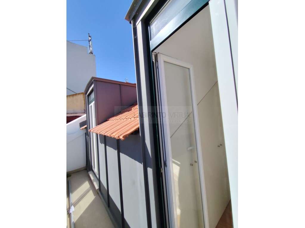 Vende-se excelente T2, com varanda e vista Rio, em São Vicente. Lis... - Grande imagem: 5/12