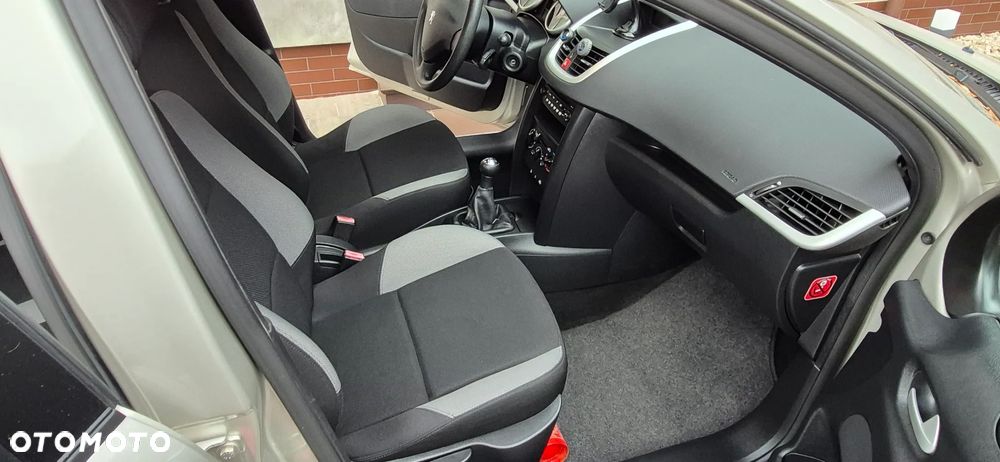 Peugeot 207 1.4 16V Trendy - 21