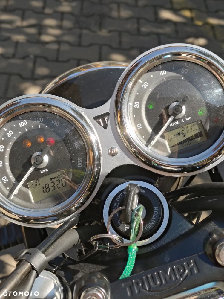 Triumph Bonneville - 7