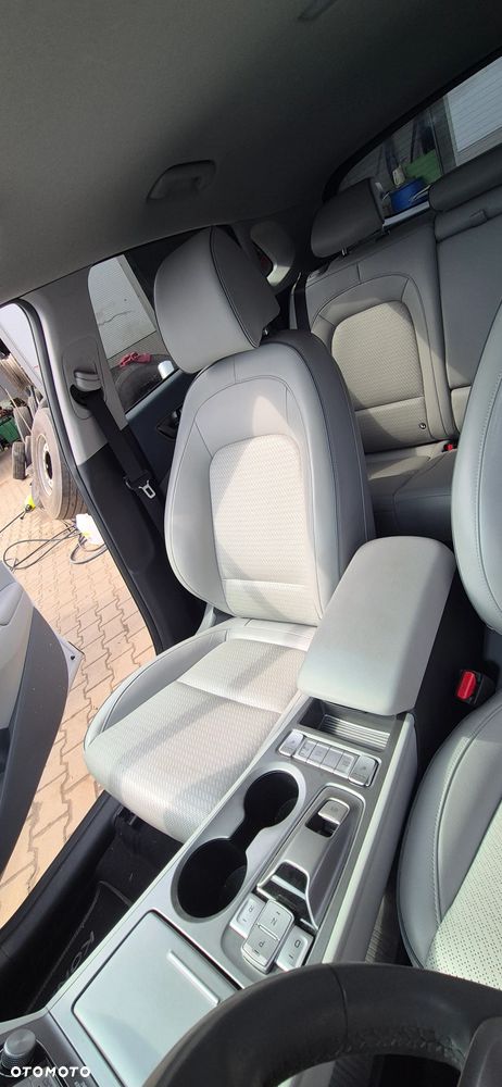 Hyundai Kona 64kWh Premium - 25