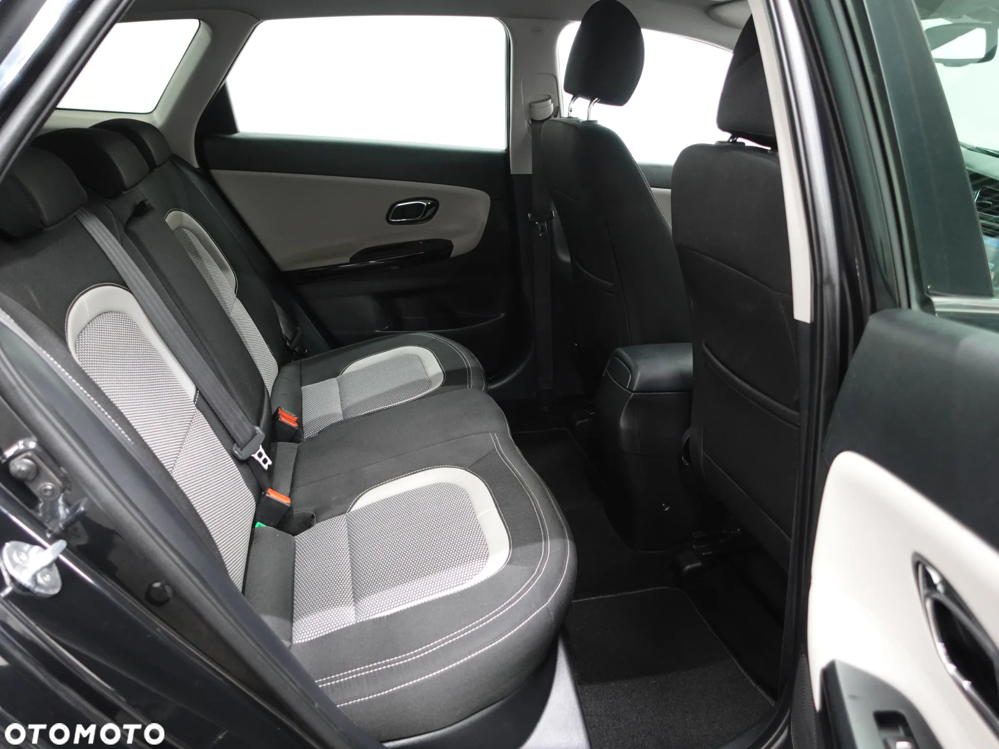 Kia Ceed 1.6 GDI ISG SW Spirit - 27