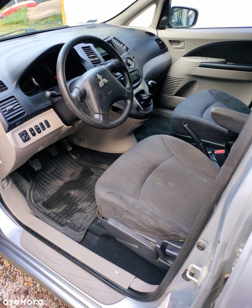 Mitsubishi Grandis - 18