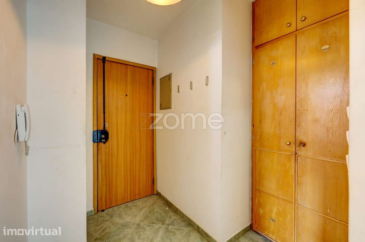 Apartamento T2 em Santo António dos Cavaleiros - Grande imagem: 2/23