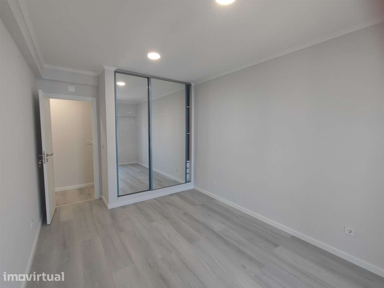 Apartamento T4 totalmente remodelado – moderno, espaçoso e pronto a ha - Grande imagem: 5/31