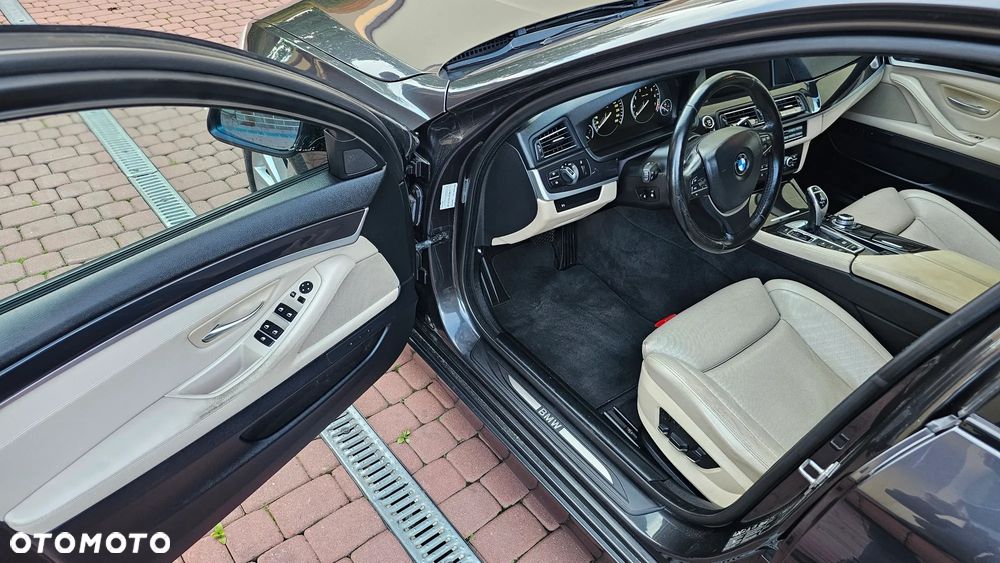 BMW Seria 5 535i xDrive Modern Line - 32