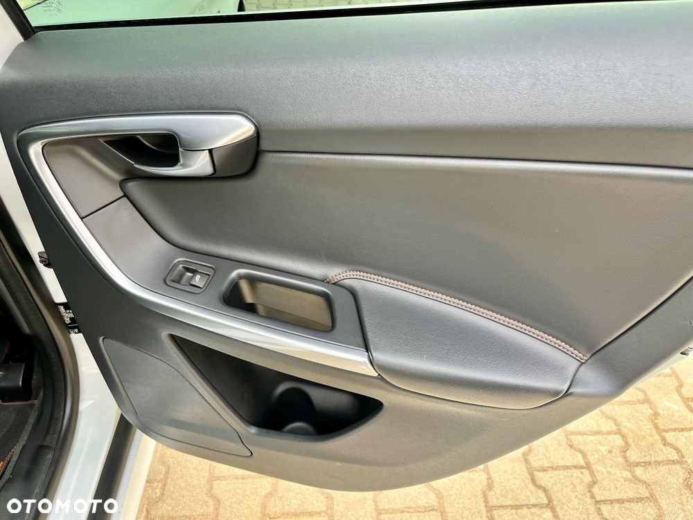 Volvo XC 60 D4 Drive-E Ocean Race - 29