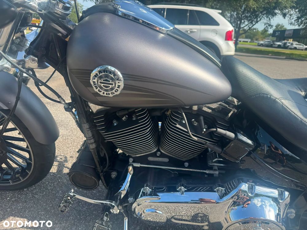 Harley-Davidson Softail Breakout - 11