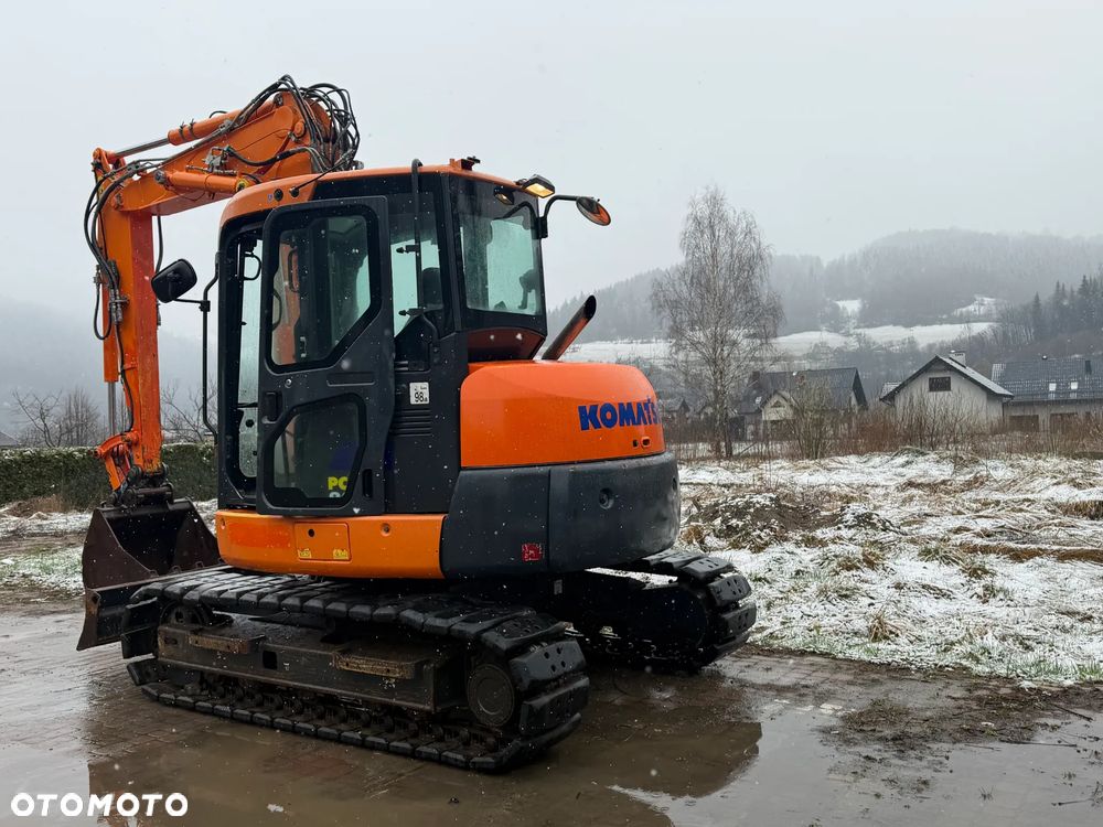 Komatsu Koparka Gąsienicowa 8 ton PC80MR-3. Sprowadzona z Norwegii. Centralne smarowanie!! Maszyna  jak Nowa 2016rok. 3200mtg 3x łamane Ramię. Klima ser.DEKRA. Własna pompa paliwa. Ani deka luzów i wycieków. Gąsienice klepki bez zużycia! Podwozie w pięknym stanie. Okazja Maszyna zadbana!! Po serwisach eksploatacyjnych. - 3