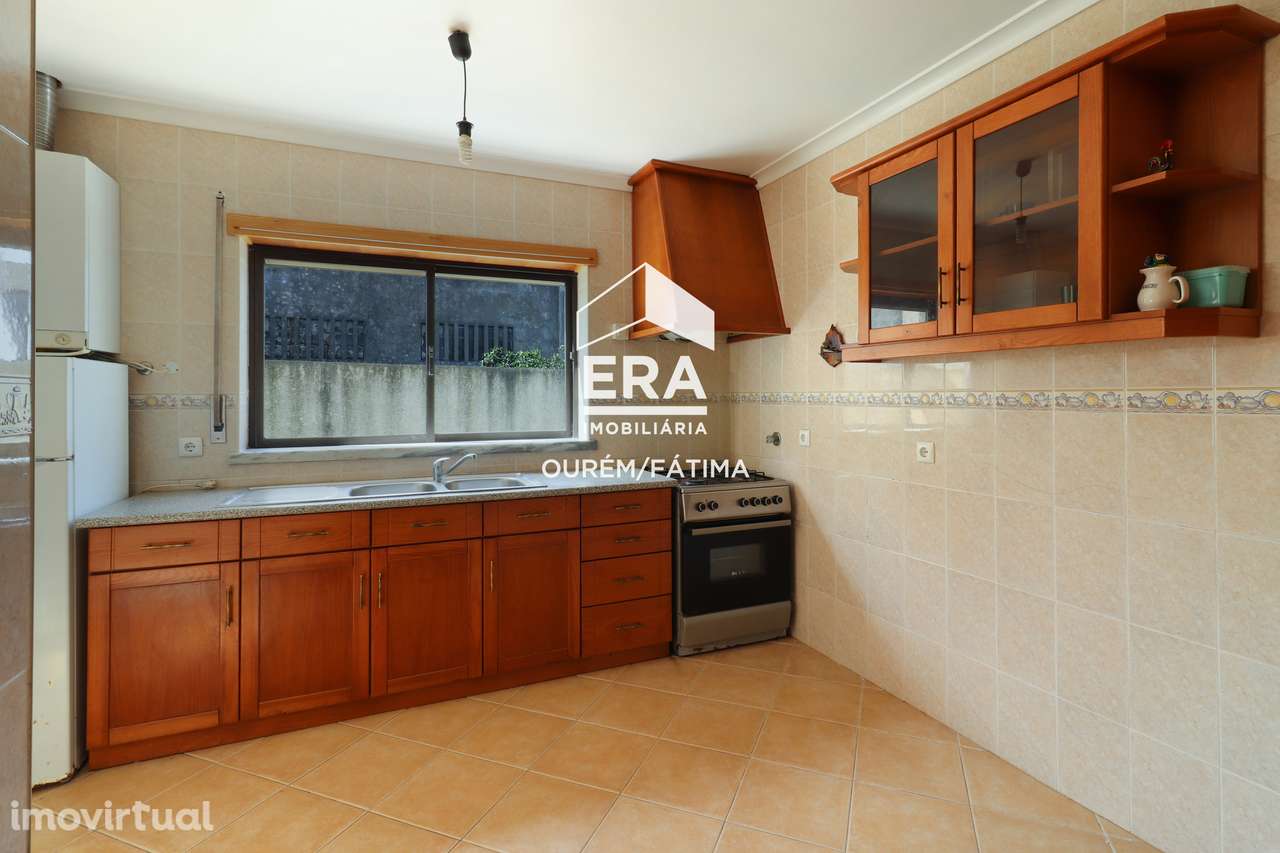 Moradia T4 localizada em Vilar dos Prazeres, Ourém - Grande imagem: 2/10
