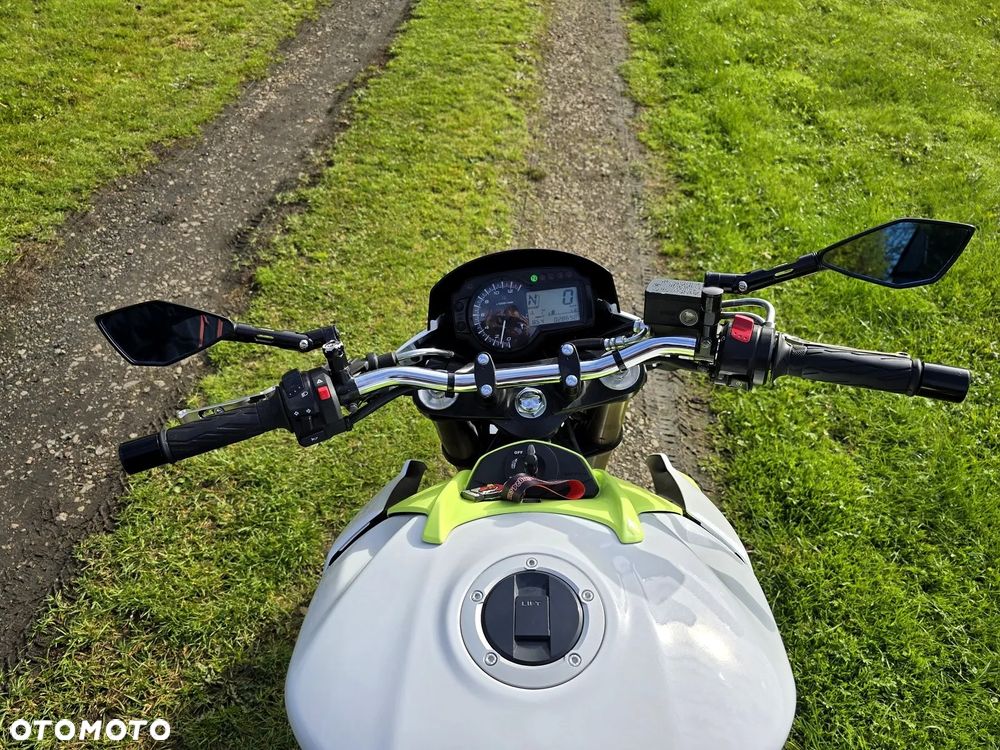 Suzuki GSR - 8