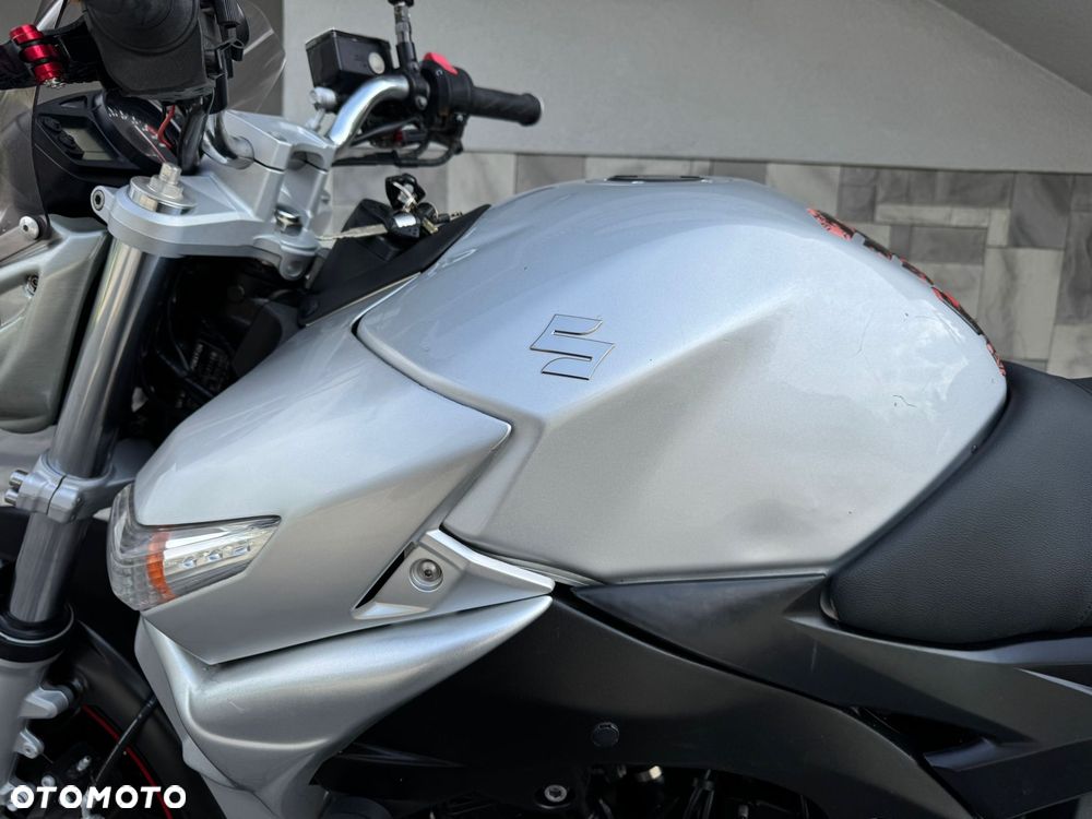 Suzuki GSR - 24