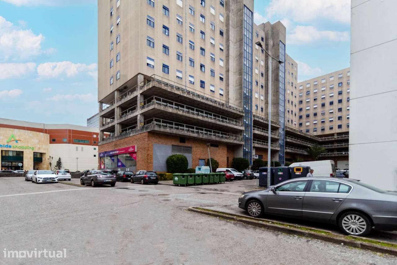 EXCELENTE T2+1 COM LUGAR DE GARAGEM, 2 ELEVADORES, FRENTE AO ARRÁBIDA - Grande imagem: 4/28