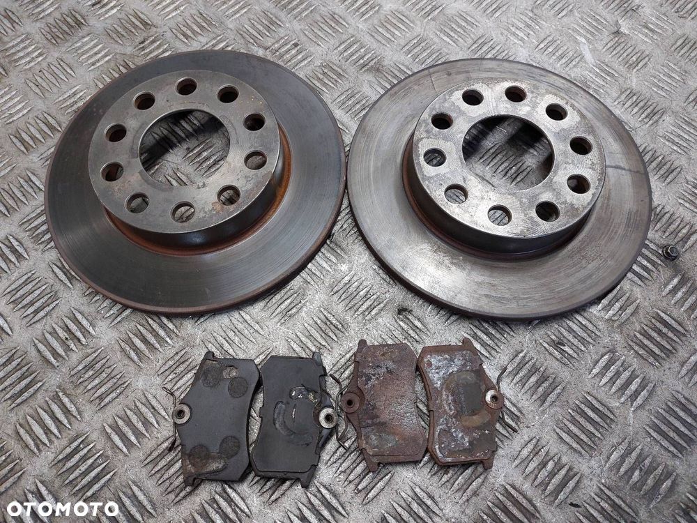 TARCZE HAMULCOWE TYŁ + KLOCKI AUDI A4 B6 2.0 20V - 1