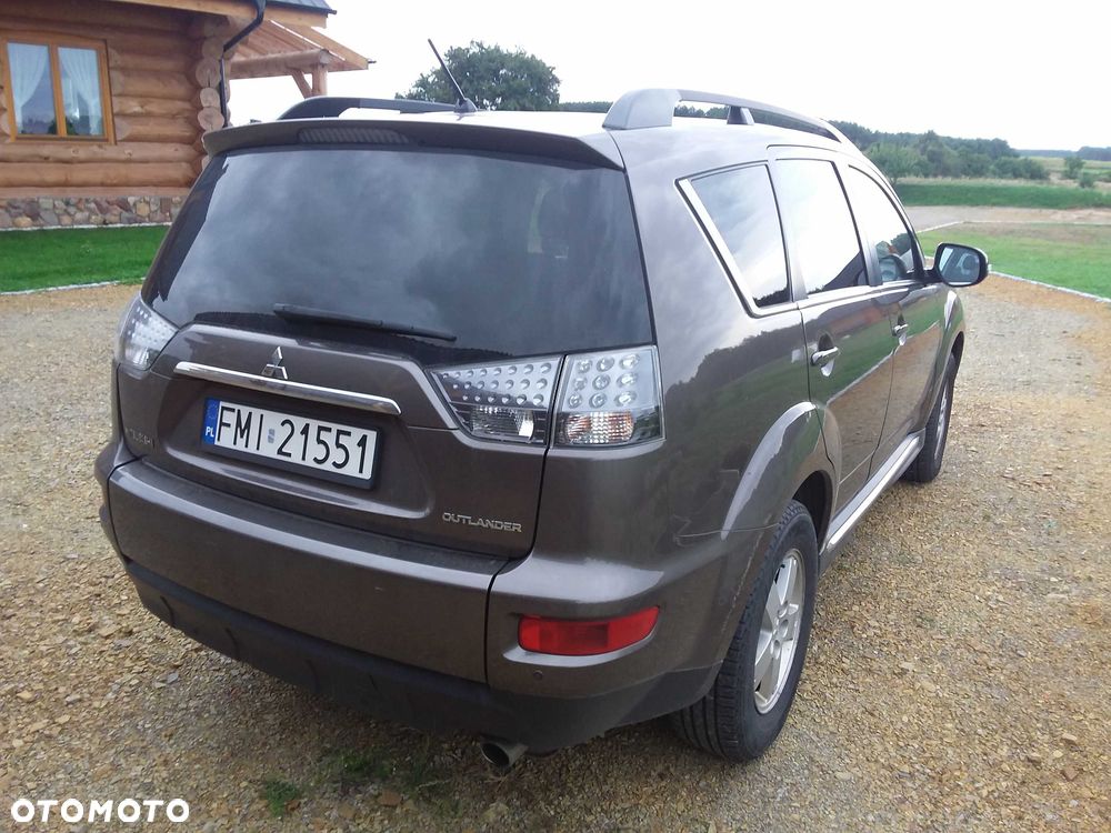 Mitsubishi Outlander - 2
