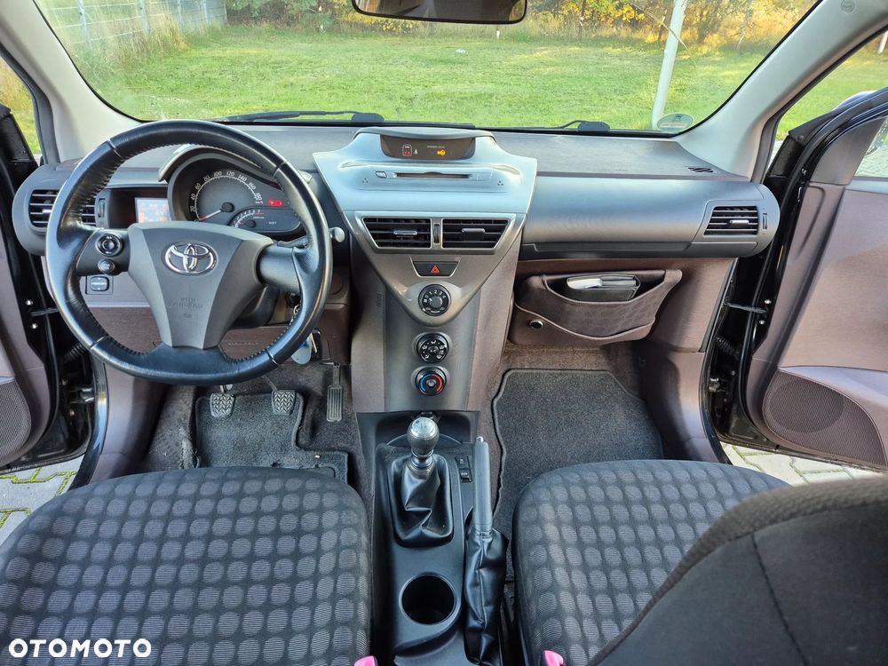 Toyota iQ - 9