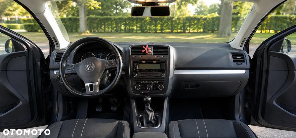 Volkswagen Jetta - 2