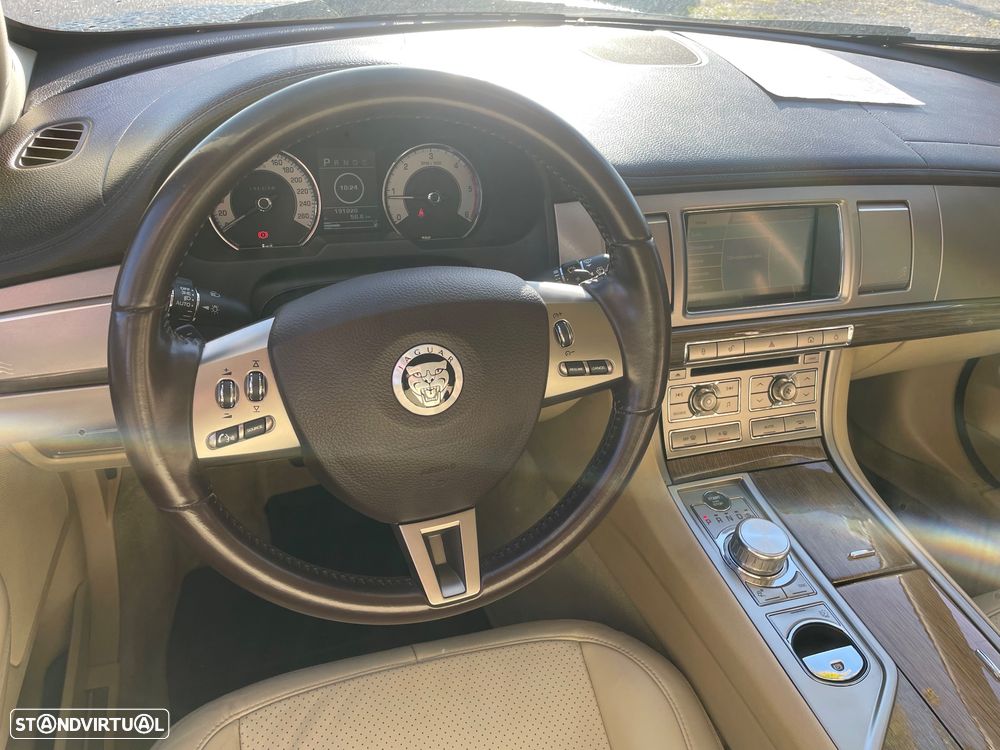 Jaguar XF 2.7 D V6 Premium Luxury - 13