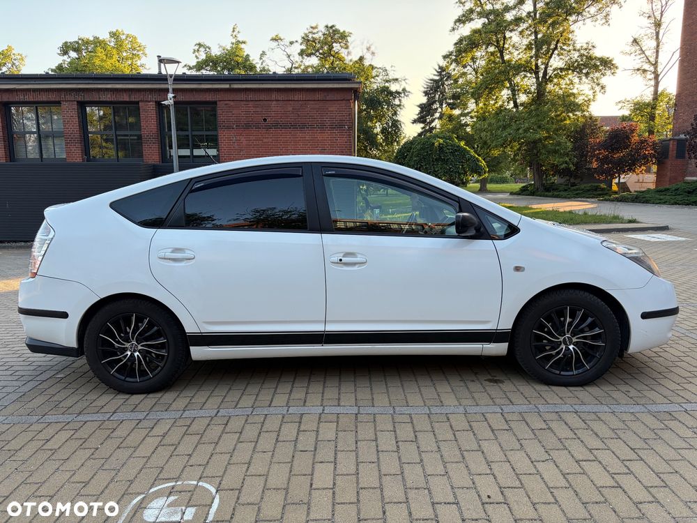 Toyota Prius (Hybrid) Sol - 4