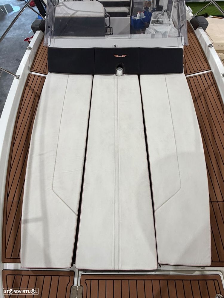 Beneteau 8.8 Sundeck - 21
