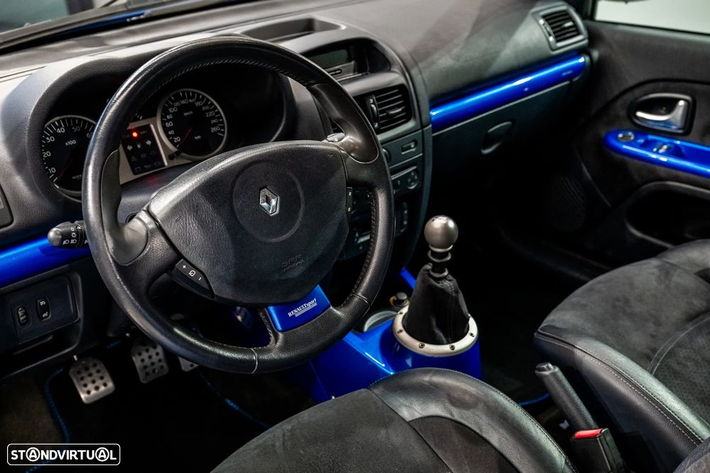 Renault Clio 3.0 V6 Sport - 9