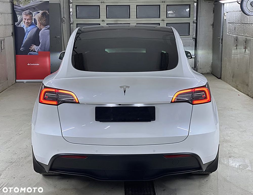 Tesla Model Y Long Range AWD - 3