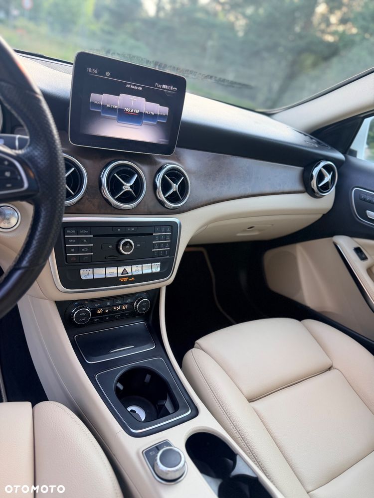 Mercedes-Benz GLA 250 4Matic 7G-DCT - 10