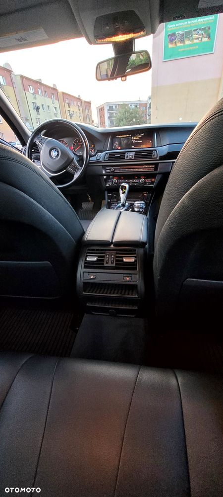 BMW Seria 5 528i xDrive - 14