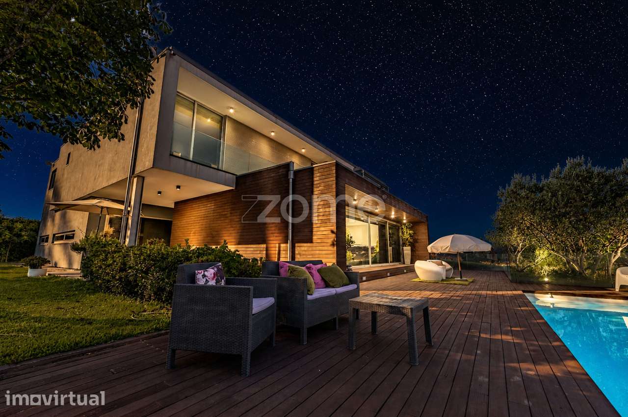 Moradia T4 contemporânea com piscina e amplo jardim, na Cruz - Grande imagem: 5/60