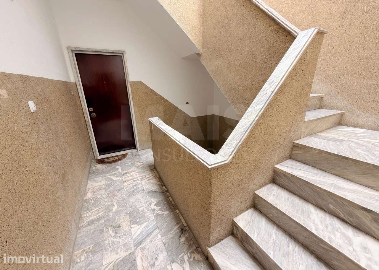 Prédio de Habitação e Comércio em Santa Iria de Azoia - Grande imagem: 5/43