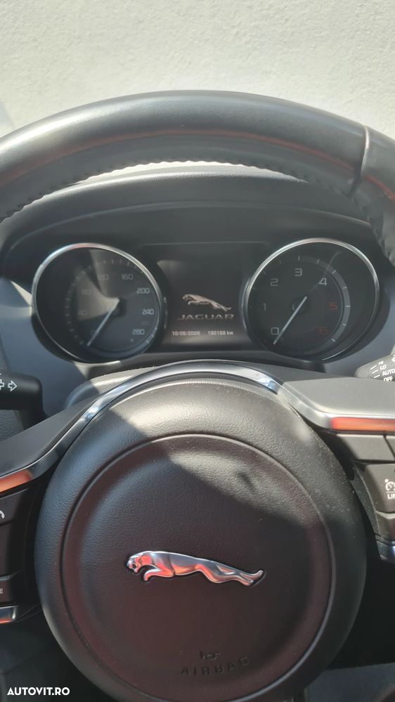 Jaguar XE 2.0 R-Sport - 16