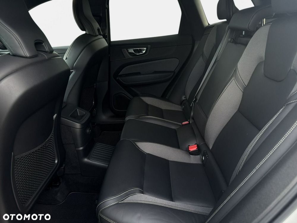 Volvo XC 60 T8 Plug-In Hybrid AWD Plus Dark - 31